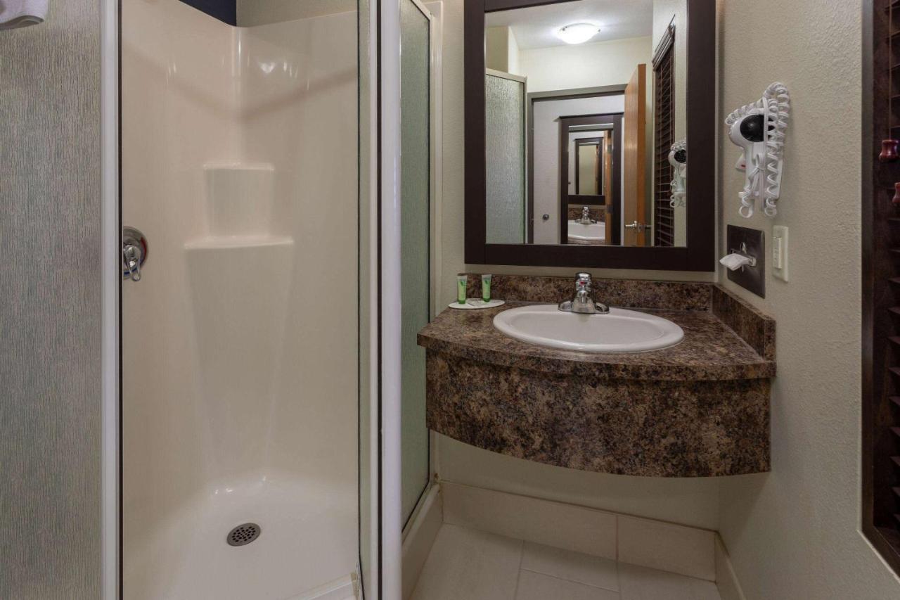 Super 8 By Wyndham Lachenaie/Terrebonne Luaran gambar